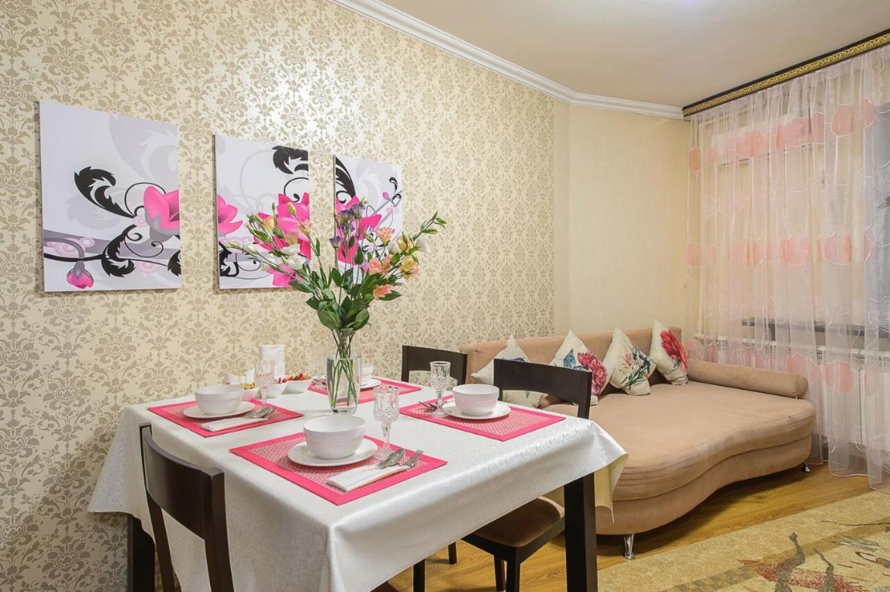 Золотой Квадрат Шевченко 75 Apartman Almati Kültér fotó